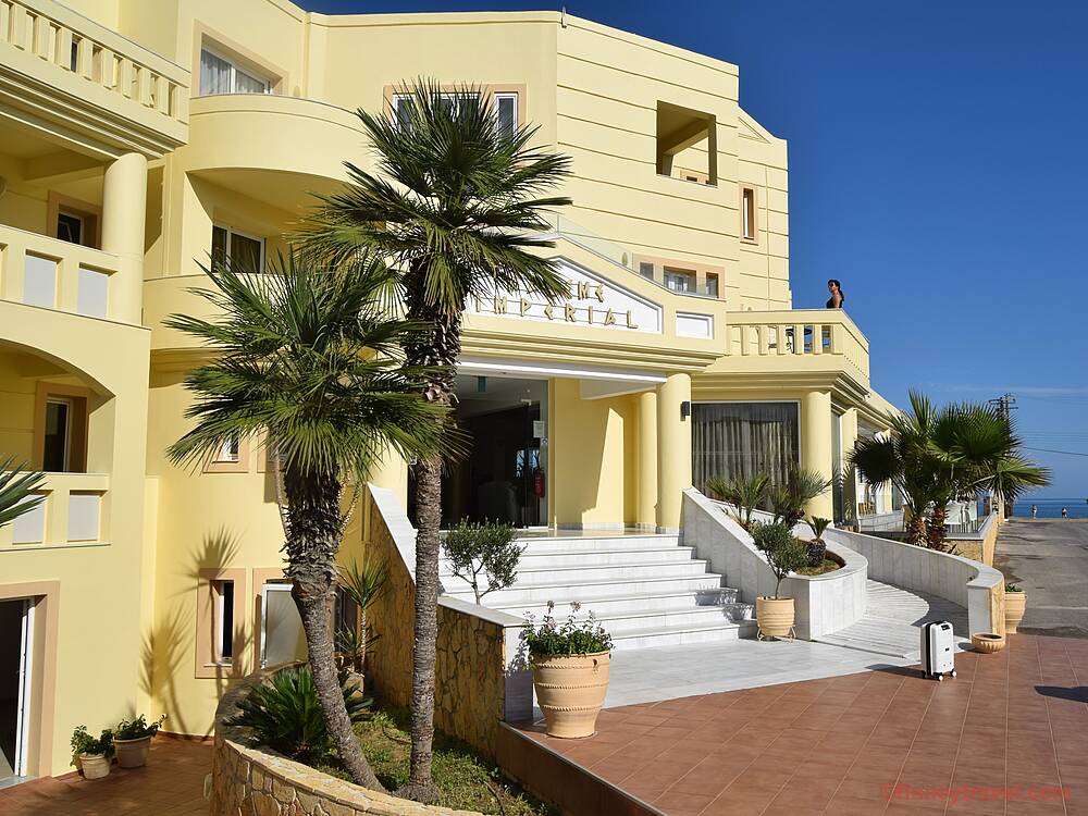 Entrada do hotel Maleme Imperial