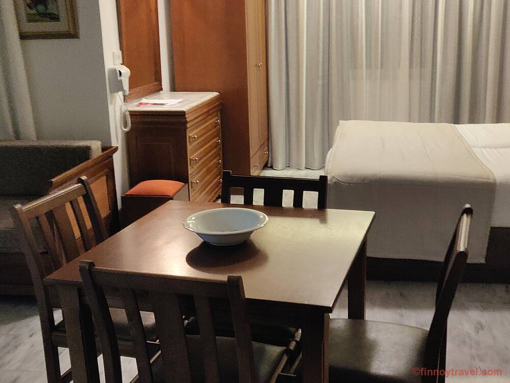 Mesa e cadeiras do quarto