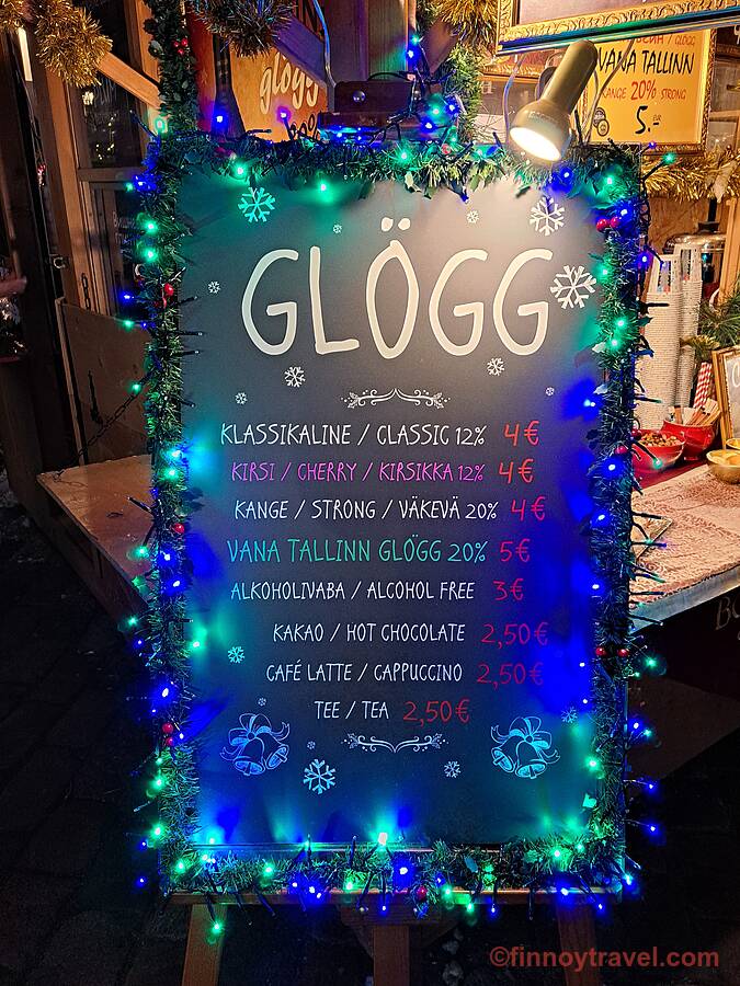 Menu de gl&ouml;gg em uma das barracas do Mercado de Natal de Tallinn.