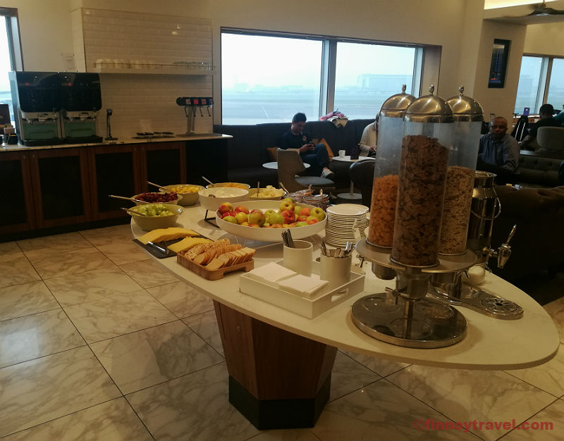 O caf&eacute; da manh&atilde; no Aeroporto de Londres Heathrow