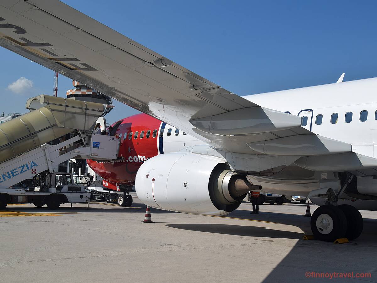 B737 da Norwegian a ser carregado no Aeroporto de Veneza