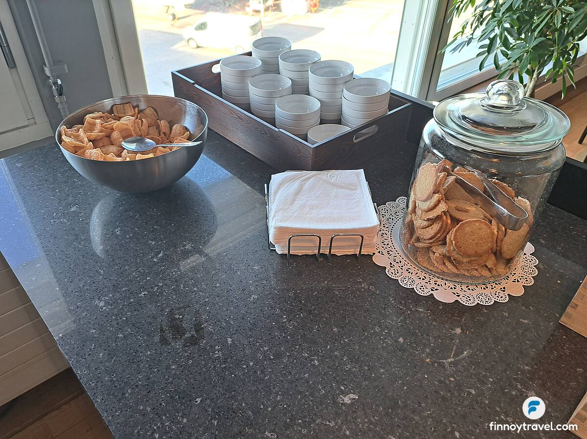 Mesa de lanches da Pearl Lounge C37 no Aeroporto de Estocolmo Arlanda