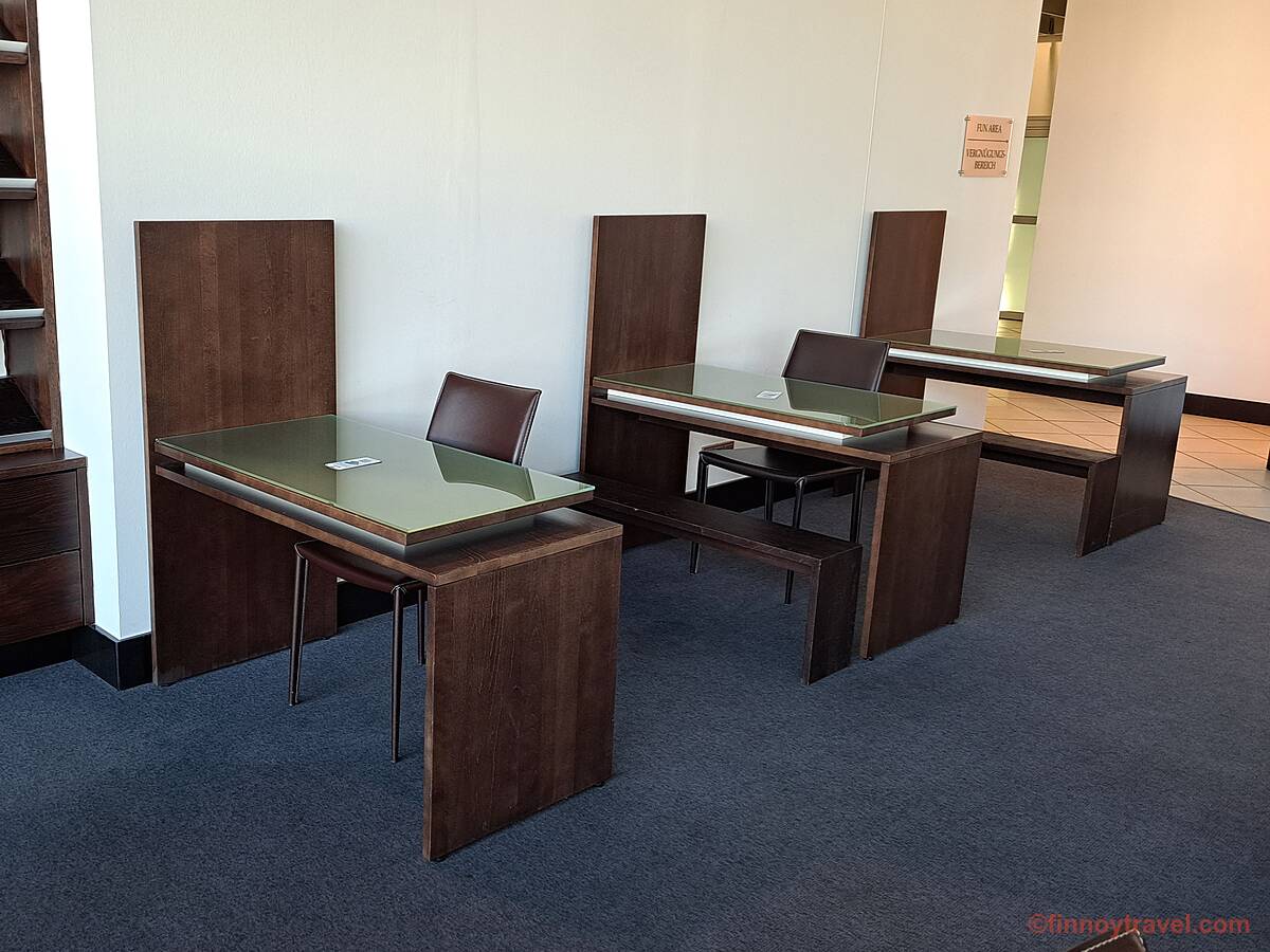 Mesas de trabalho no lounge