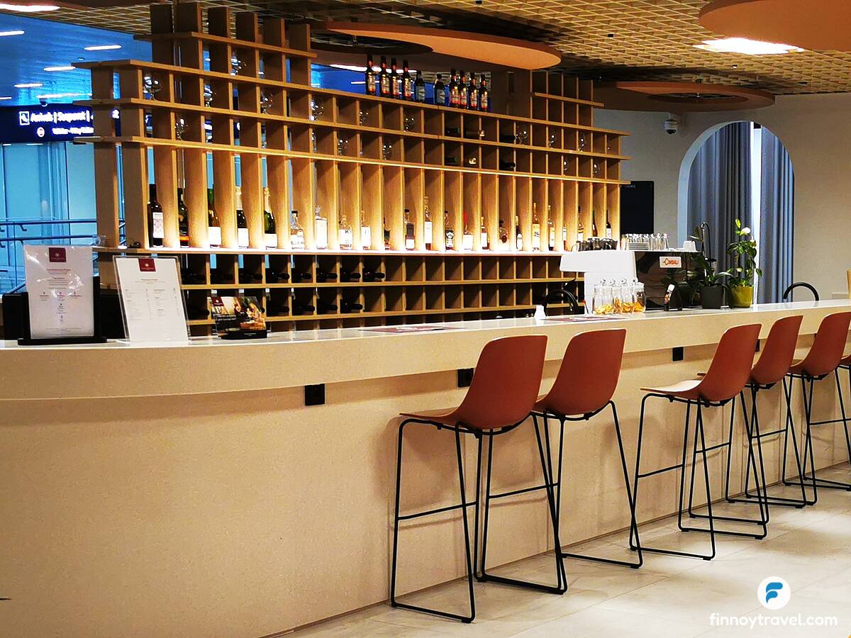 O bar do Plaza Premium Lounge na &aacute;rea de chegadas do Aeroporto de Hels&iacute;nquia