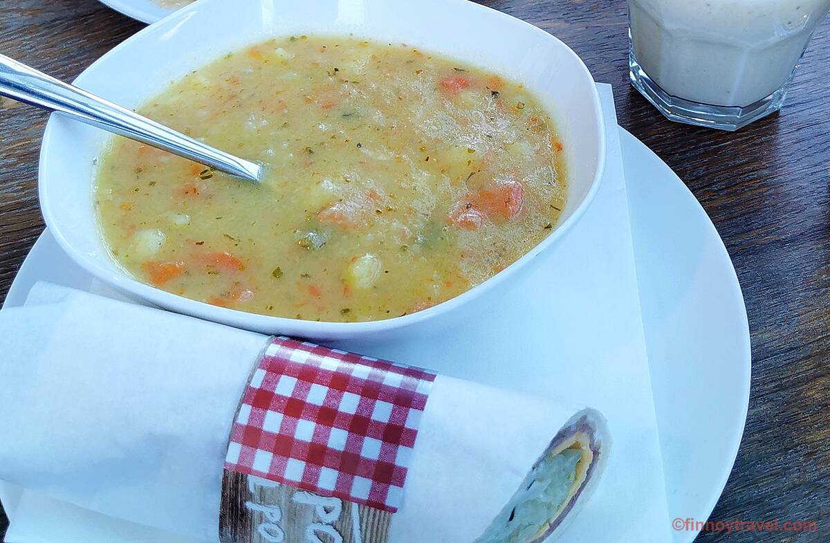 Wrap e sopa quente no Plaza Premium Lounge, Aeroporto de Frankfurt.