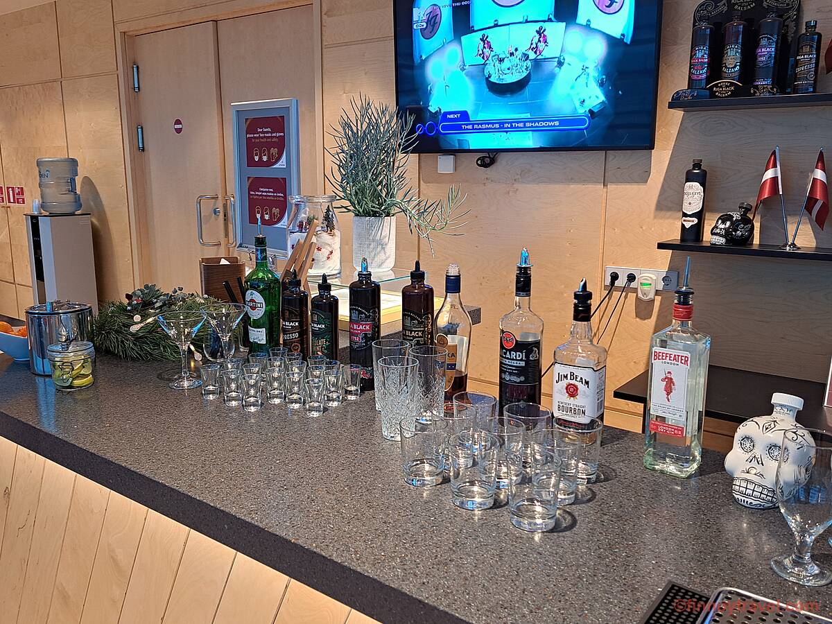 Garrafas de bebidas alco&oacute;licas no bar