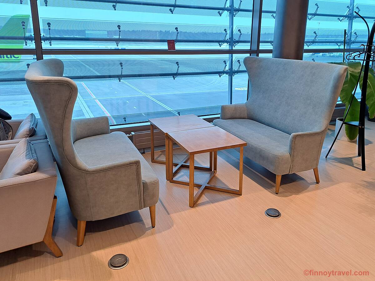 Poltronas confort&aacute;veis perto da janela