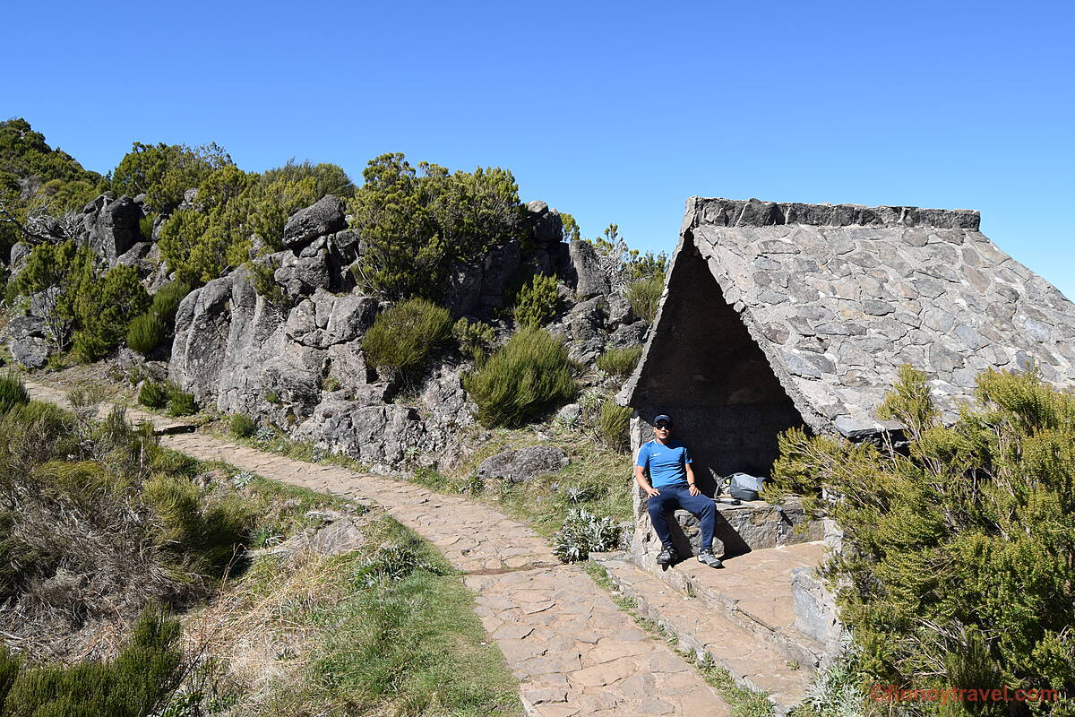 Um lugar para descansar no trilho PR1.2 para o Pico Ruivo