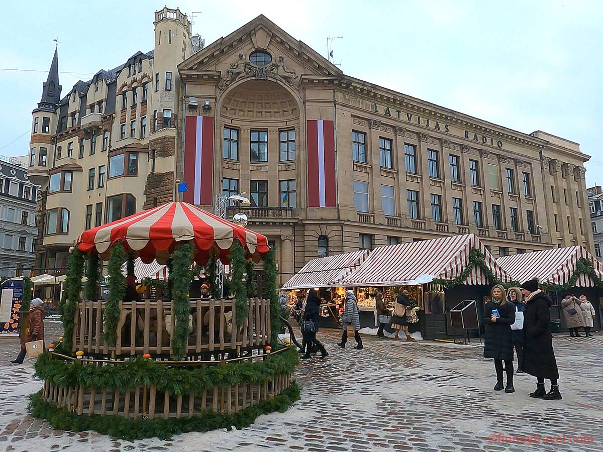 Carrossel no mercado de Natal de Riga