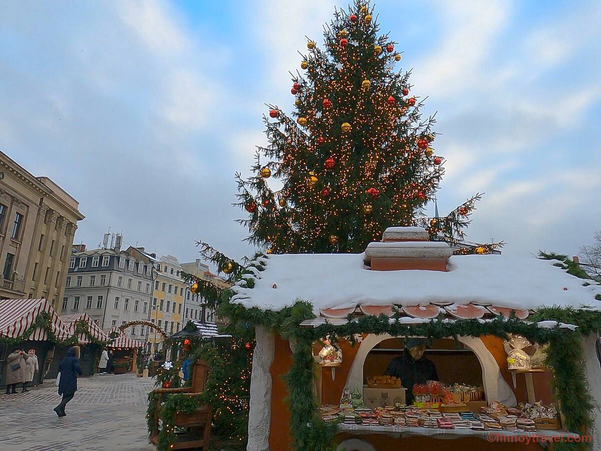 Banca de bolachas de gengibre no mercado de Natal na Pra&ccedil;a da Cidade de Riga