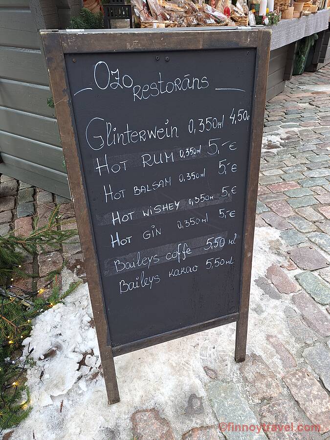 Menu de bebidas no Mercado de Natal da Cidade Antiga de Riga