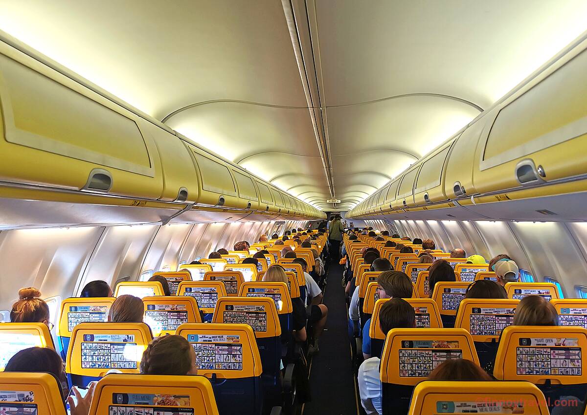 A cabine do Boeing 737-800 da Ryanair