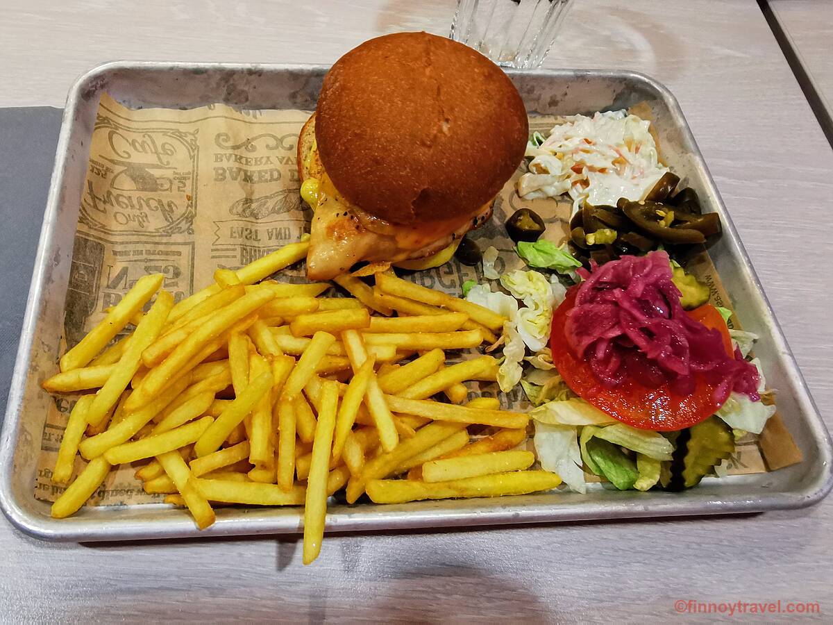 Combo de hamb&uacute;rguer no restaurante Fast Lane