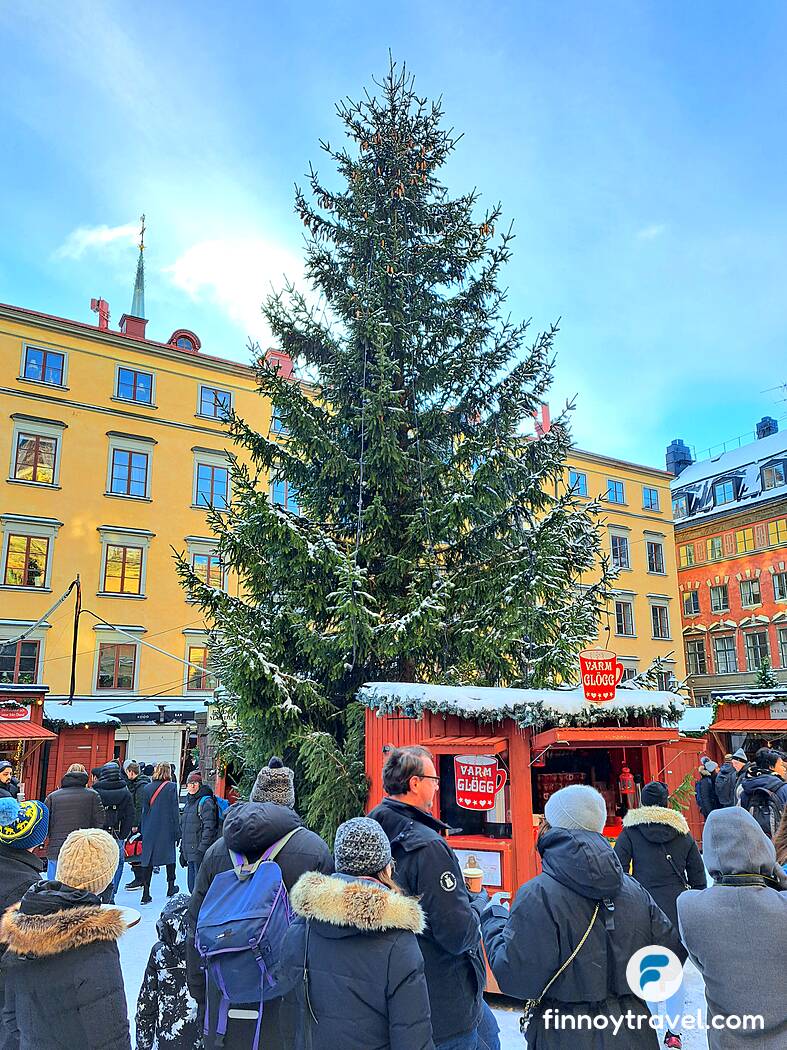 Uma &aacute;rvore de Natal gigantesca no Mercado de Natal de Stortorget