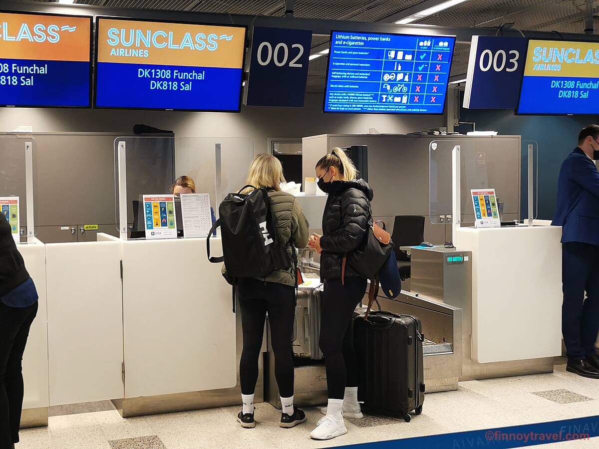 Check-in para um voo da Sunclass em Hels&iacute;nquia