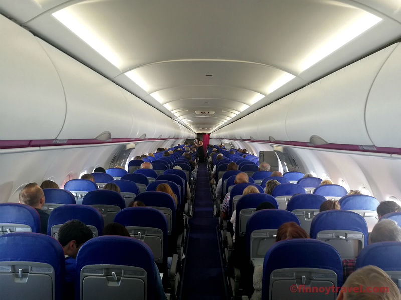 A cabine de um Airbus da Wizzair.