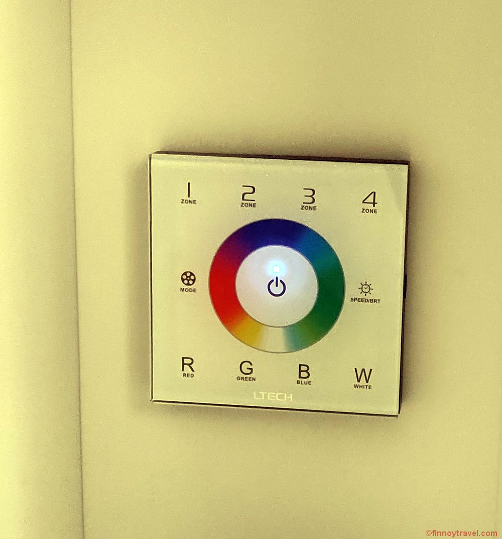 Bot&atilde;o para mudar a cor das luzes no quarto do Yotelair.