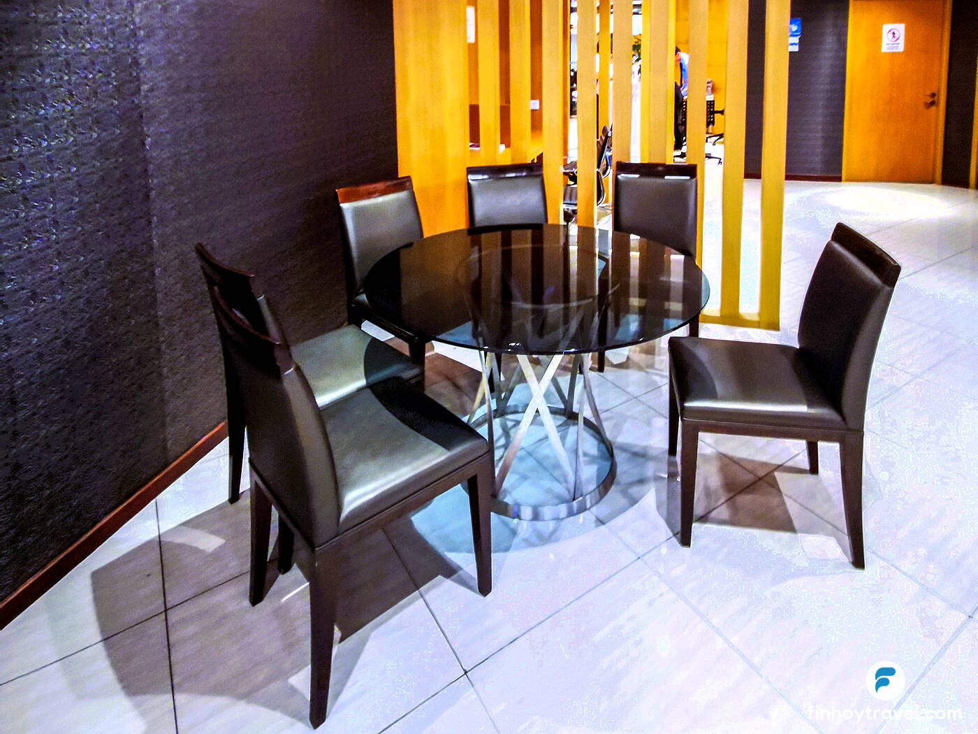 mesa e cadeiras pretas na Ambassador Transit Lounge, Terminal 2 do Aeroporto de Changi