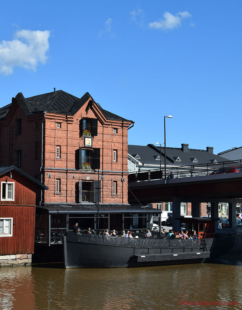 Restaurante-barco no rio Porvoo