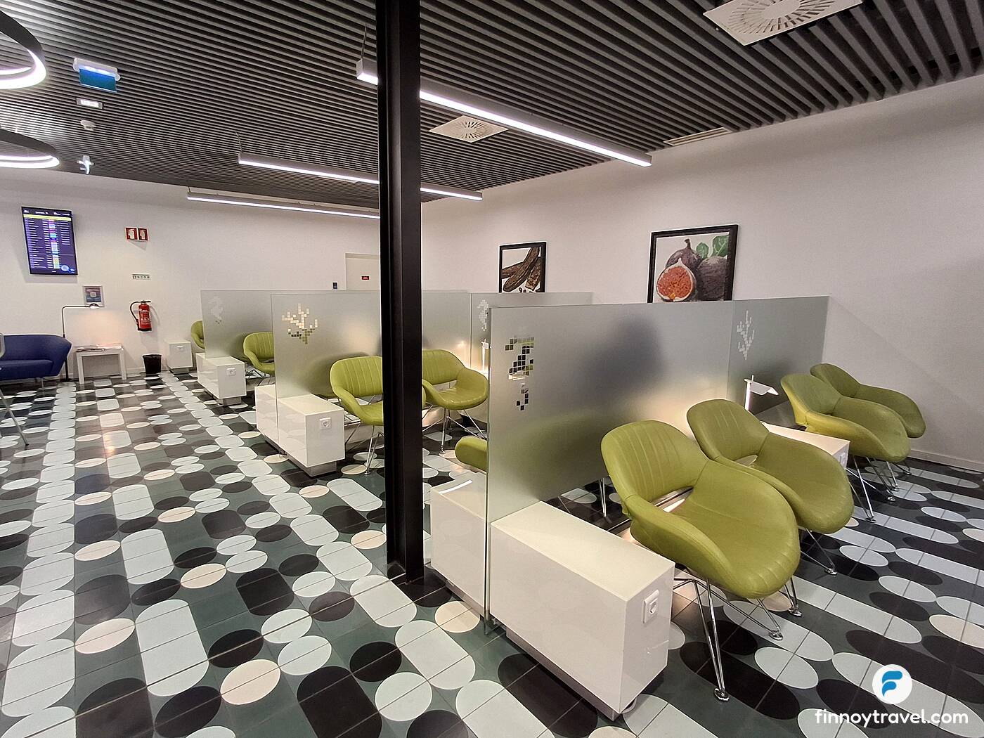 Cadeiras verdes e divis&oacute;rias de vidro