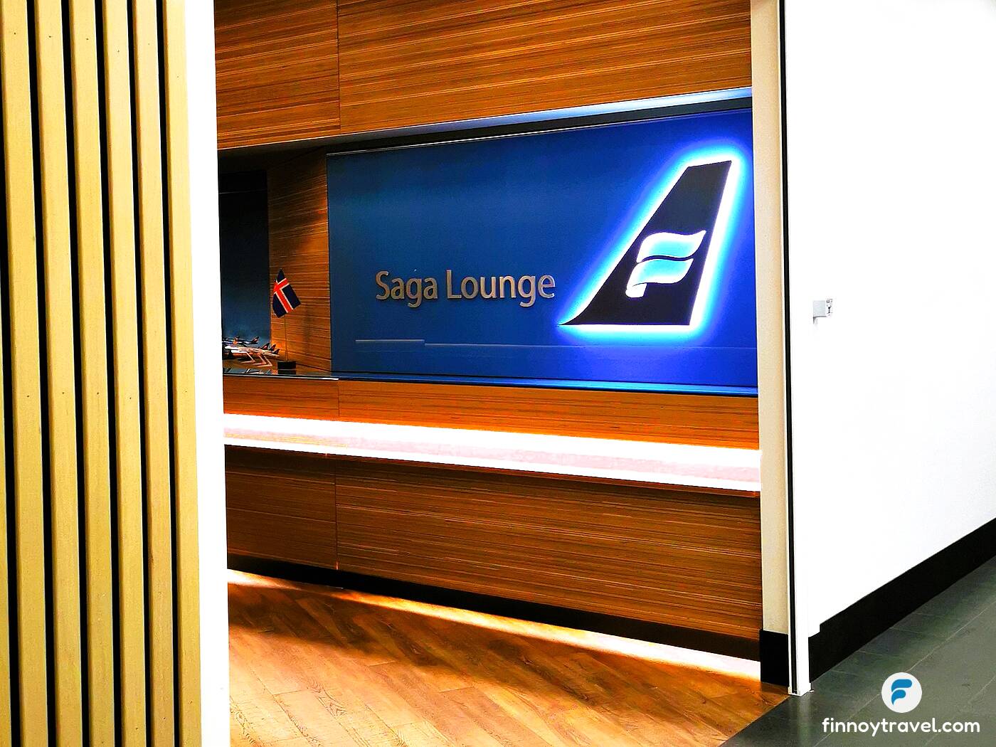 A entrada da Saga Lounge com o logotipo da sala ao fundo.