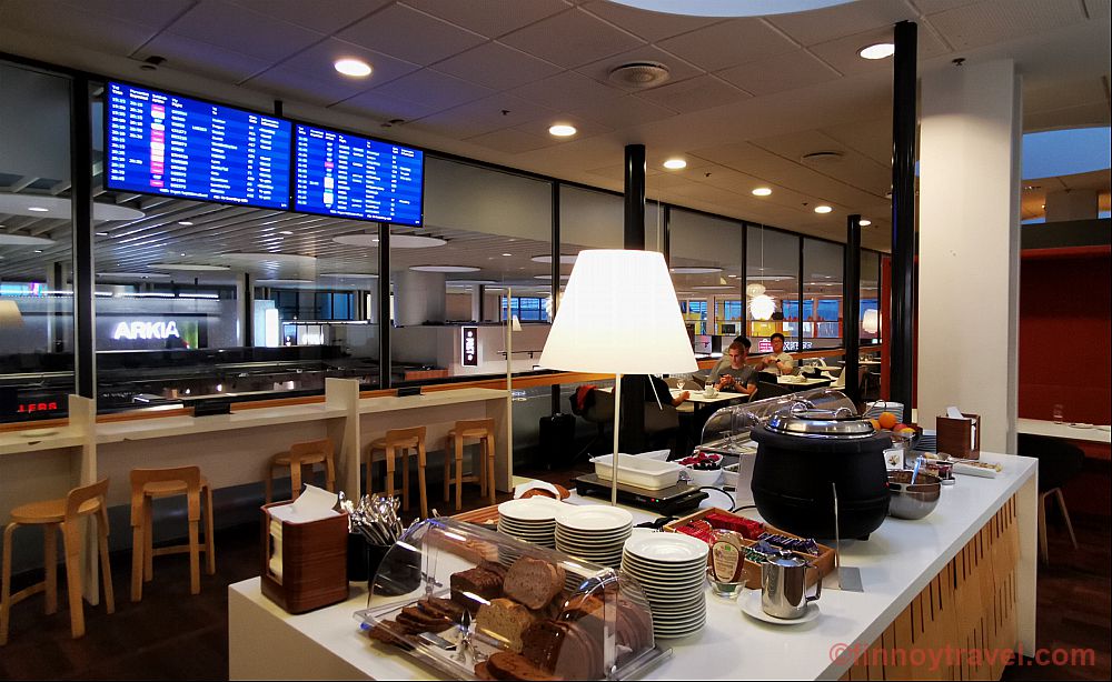 Painel de informa&ccedil;&otilde;es na Aspire Lounge do Aeroporto de Copenhague