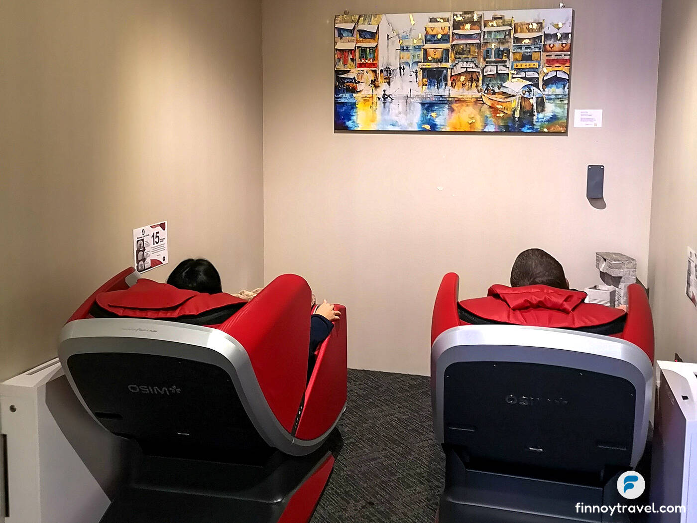 Havia duas cadeiras de massagem de corpo inteiro na SATS Premier Lounge.