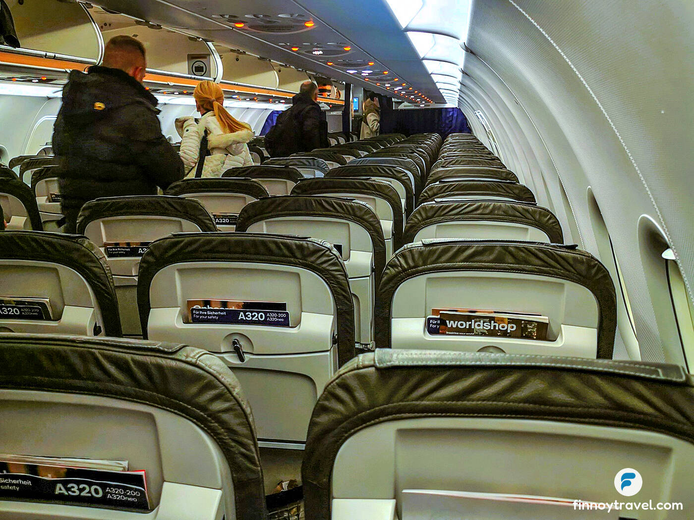 Passageiros desembarcando de um voo da Lufthansa no Aeroporto de Helsinque