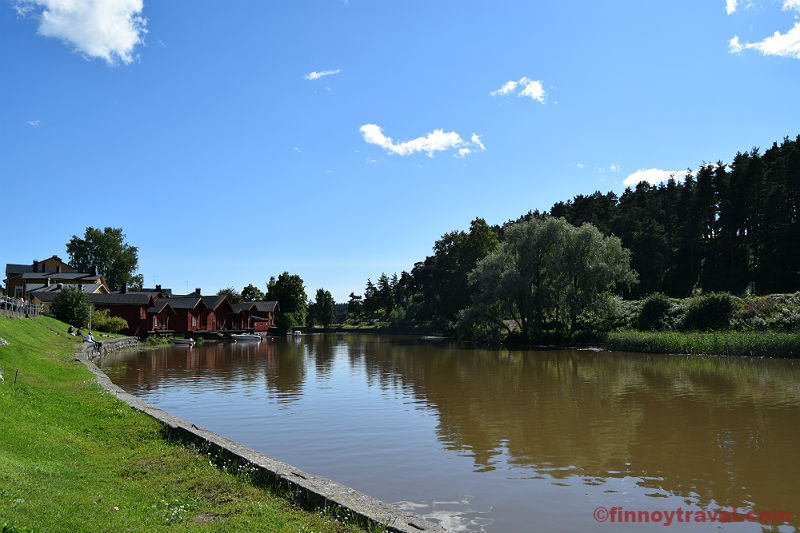 Casas de madeira vermelhas &agrave;s margens do rio Porvoo