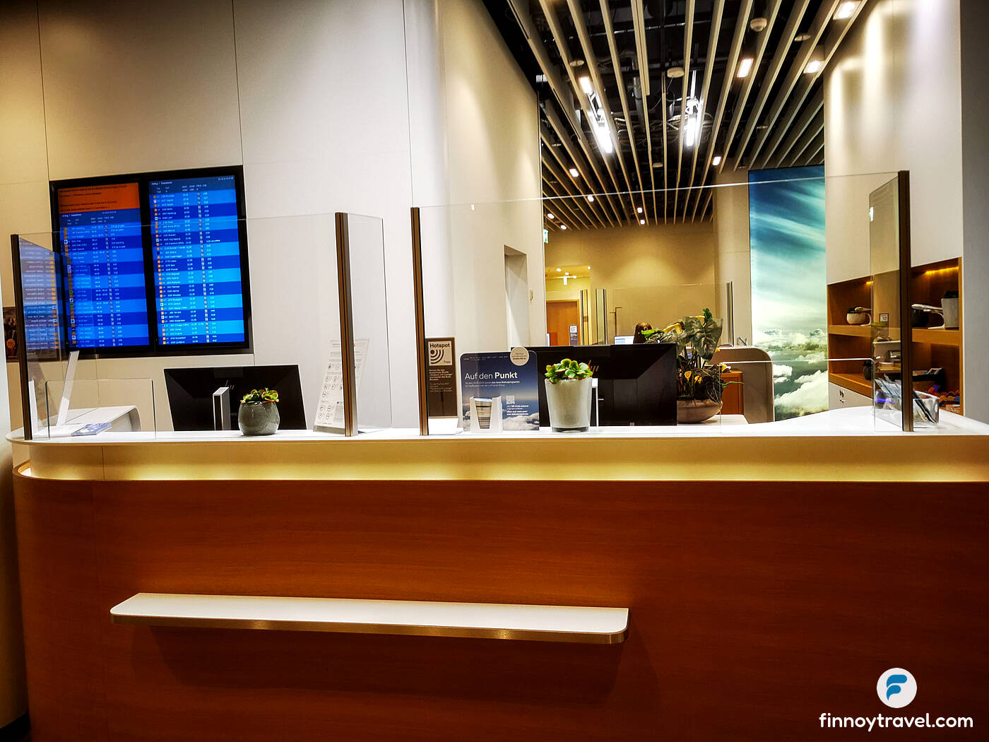 Balc&atilde;o de recep&ccedil;&atilde;o do Lufthansa Business Lounge do Port&atilde;o K11, em Munique