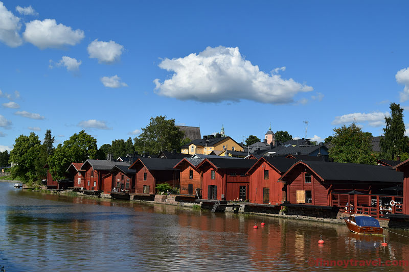 O rio Porvoo e suas casas de madeira vermelhas.