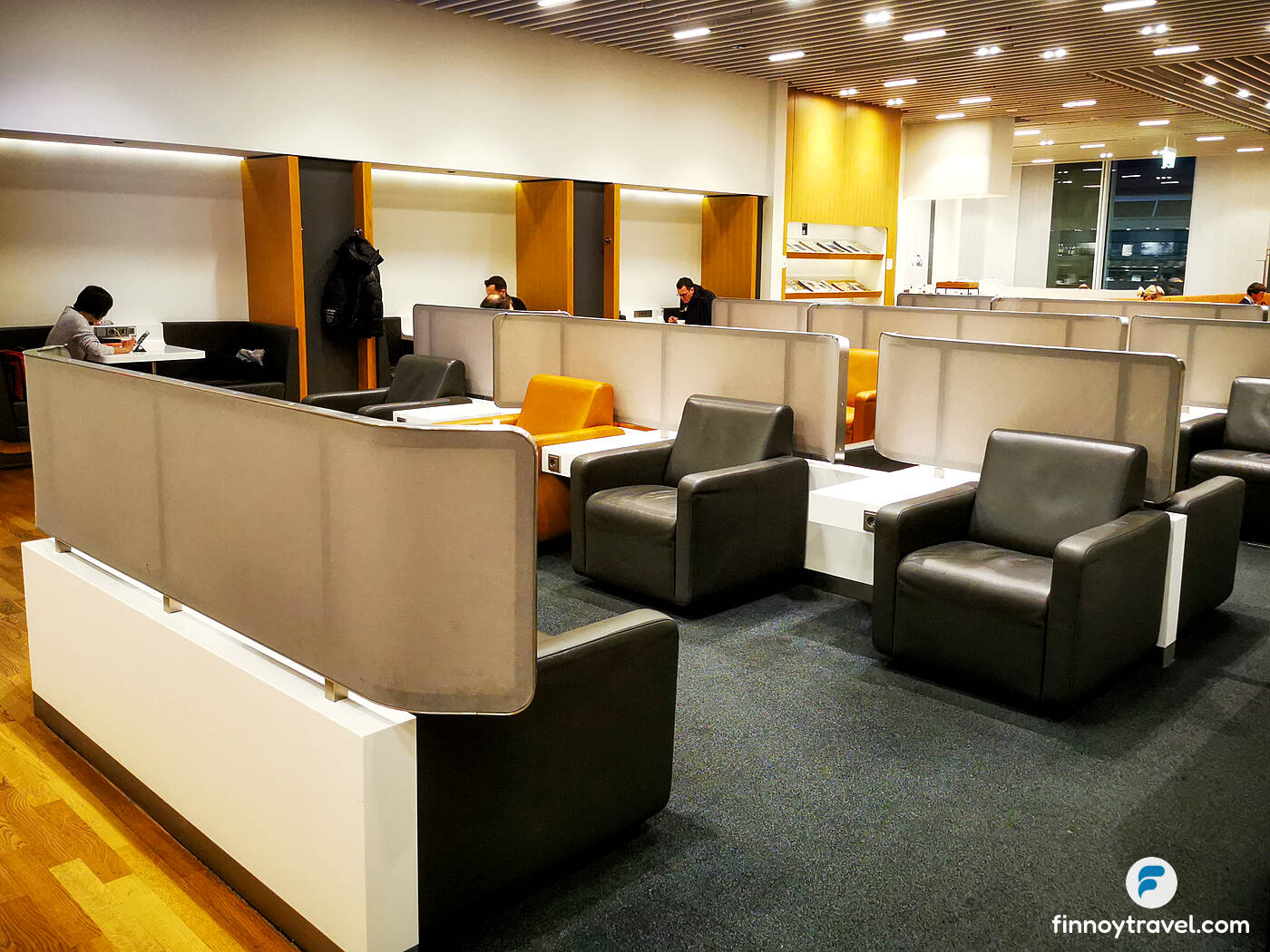 Assentos no Lufthansa Business Lounge do Port&atilde;o K11, em Munique