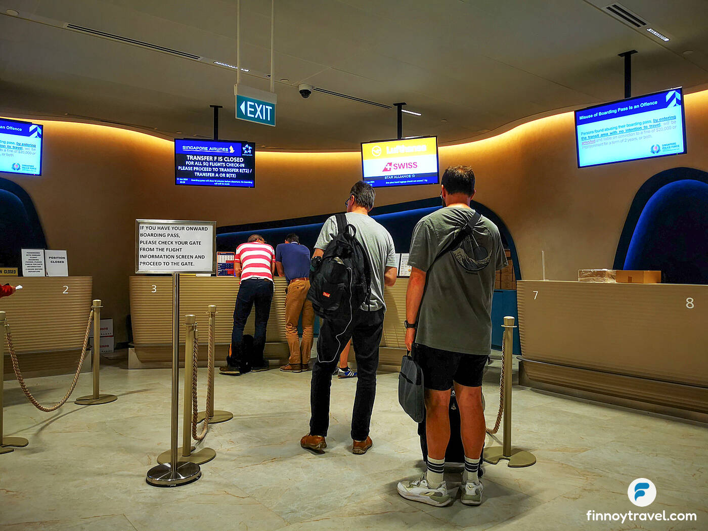 balc&atilde;o de atendimento Transfer F da Lufthansa no Aeroporto de Changi