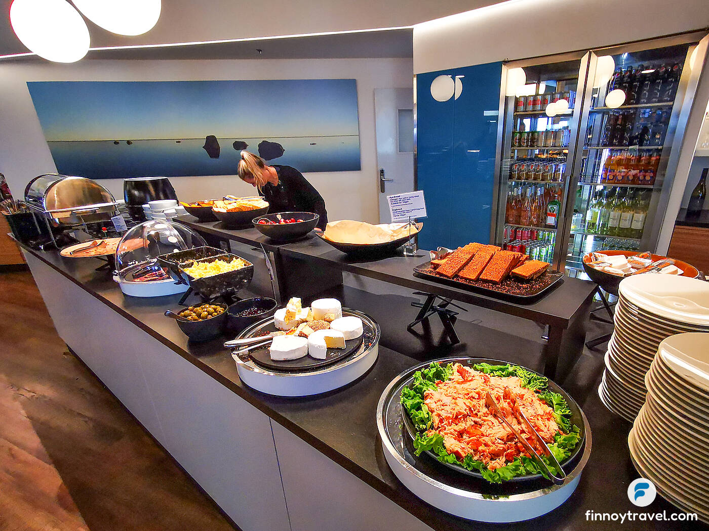 Mesa de buffet repleta de comida