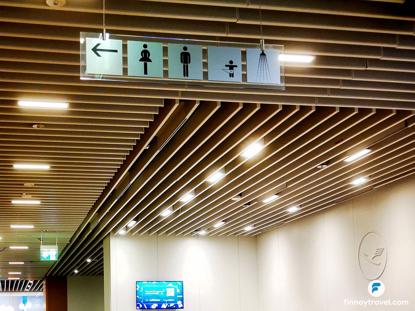 Placa indicando os banheiros do Lufthansa Business Lounge do Port&atilde;o K11, em Munique