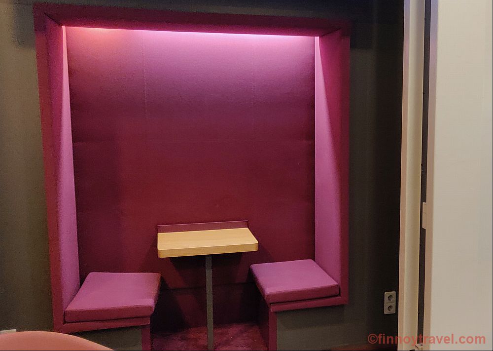 Cadeiras na parede na Aspire Lounge do Aeroporto de Copenhague