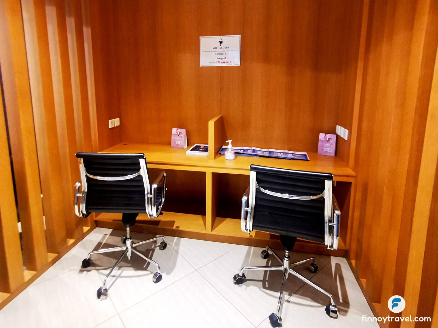 mesa de trabalho na Ambassador Transit Lounge