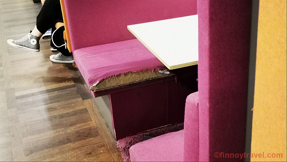 Uma cadeira gasta na Aspire Lounge do Aeroporto de Copenhague