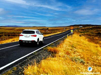 Pagmamaneho sa Iceland sa kalsadang may limitasyon sa bilis na 90 km/h.