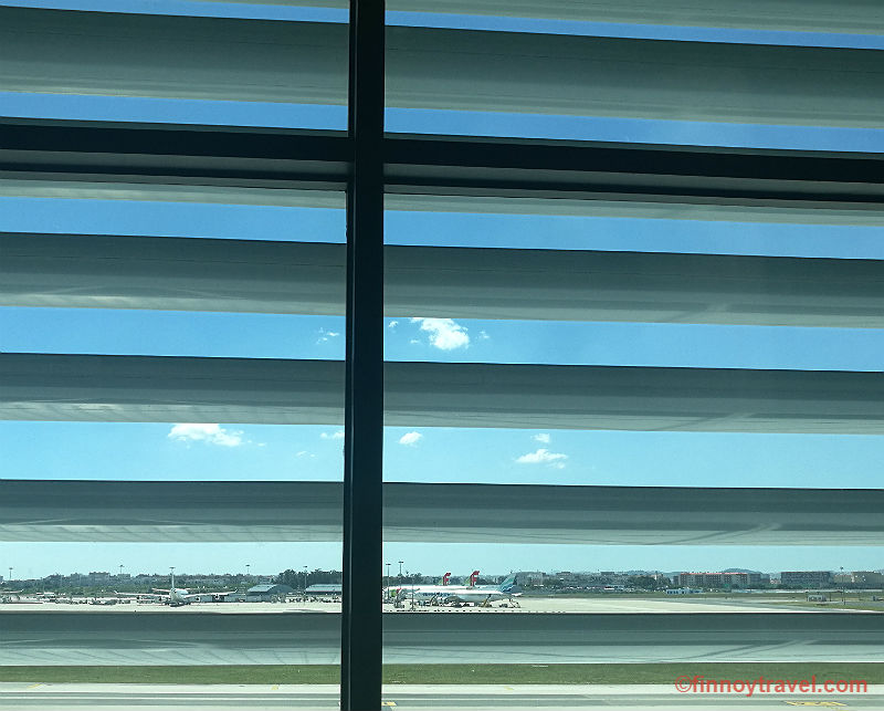 Mga blinds ng bintana sa ANA Lounge