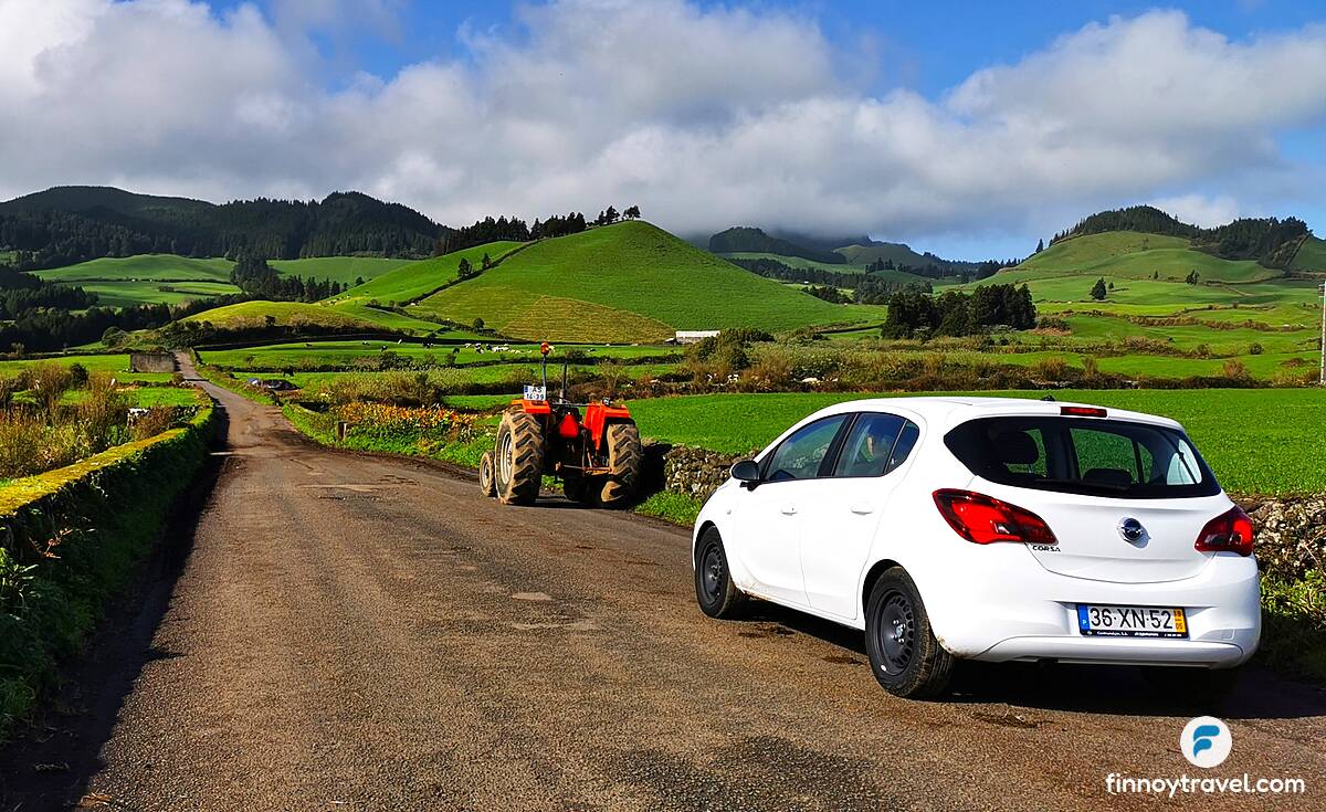 Opel Corsa at traktor