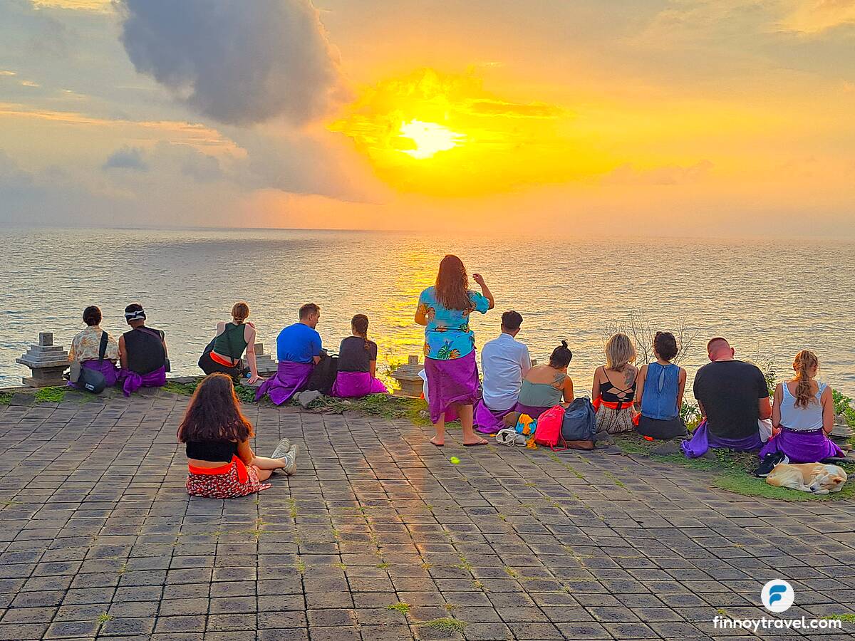 Tanawin ng paglubog ng araw sa Templo ng Uluwatu sa Bali