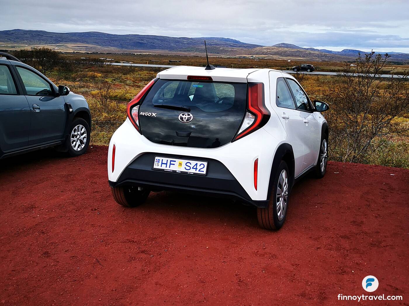 Isang nirentahang Toyota Aygo na nakaparada sa paradahan ng Kerid Crater sa Iceland