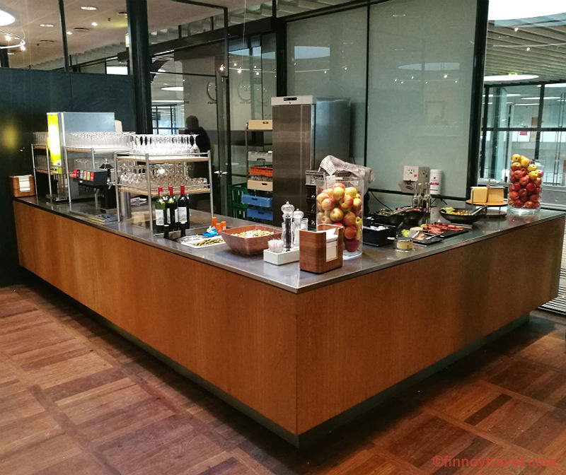 Ang mesa ng pagkain sa lounge