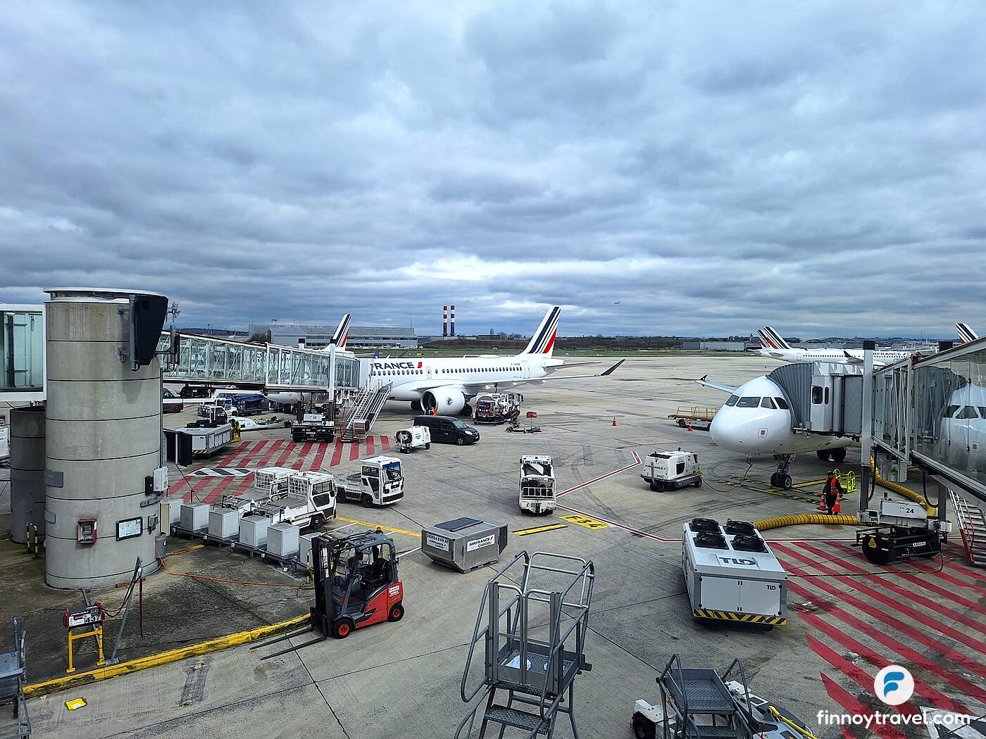 Tarmac sa Charles de Gaulle na may mga eroplanong Air France