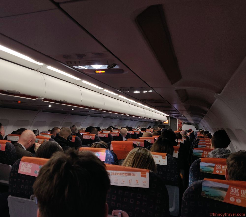 Ang kabina ng easyJet A319