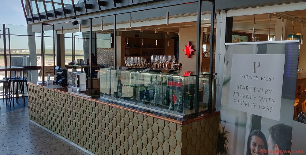 Ang pasukan ng Fly Inn Restaurant