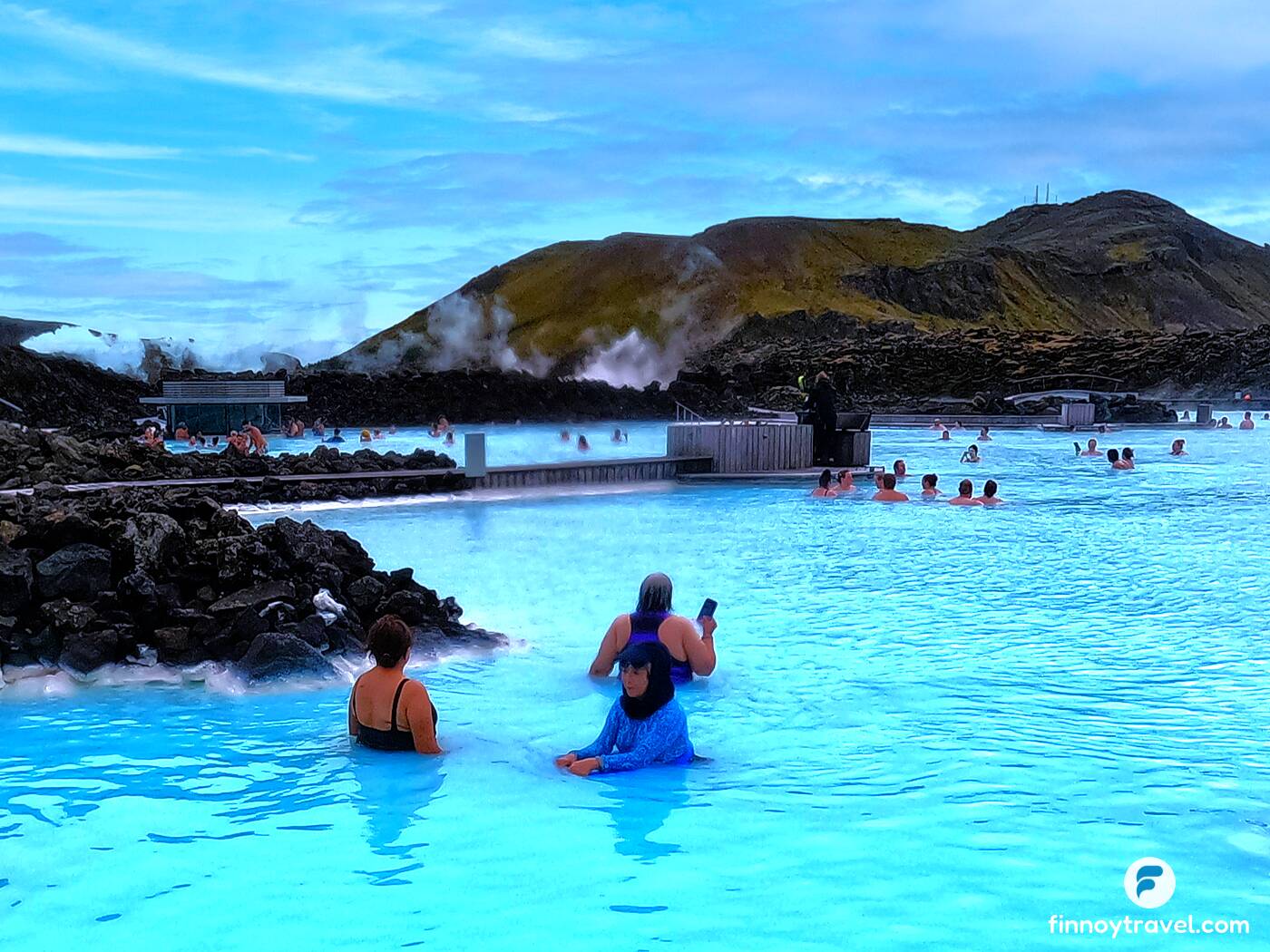 Magagaspang na batuhan sa paligid ng Blue Lagoon at bundok sa likuran