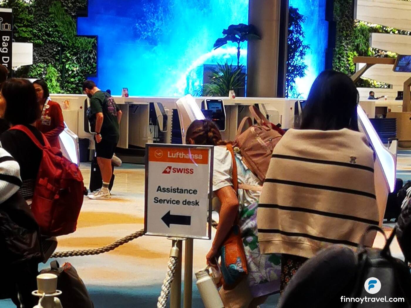 Mga pasaherong nakapila sa Lufthansa Assistance Service Desk