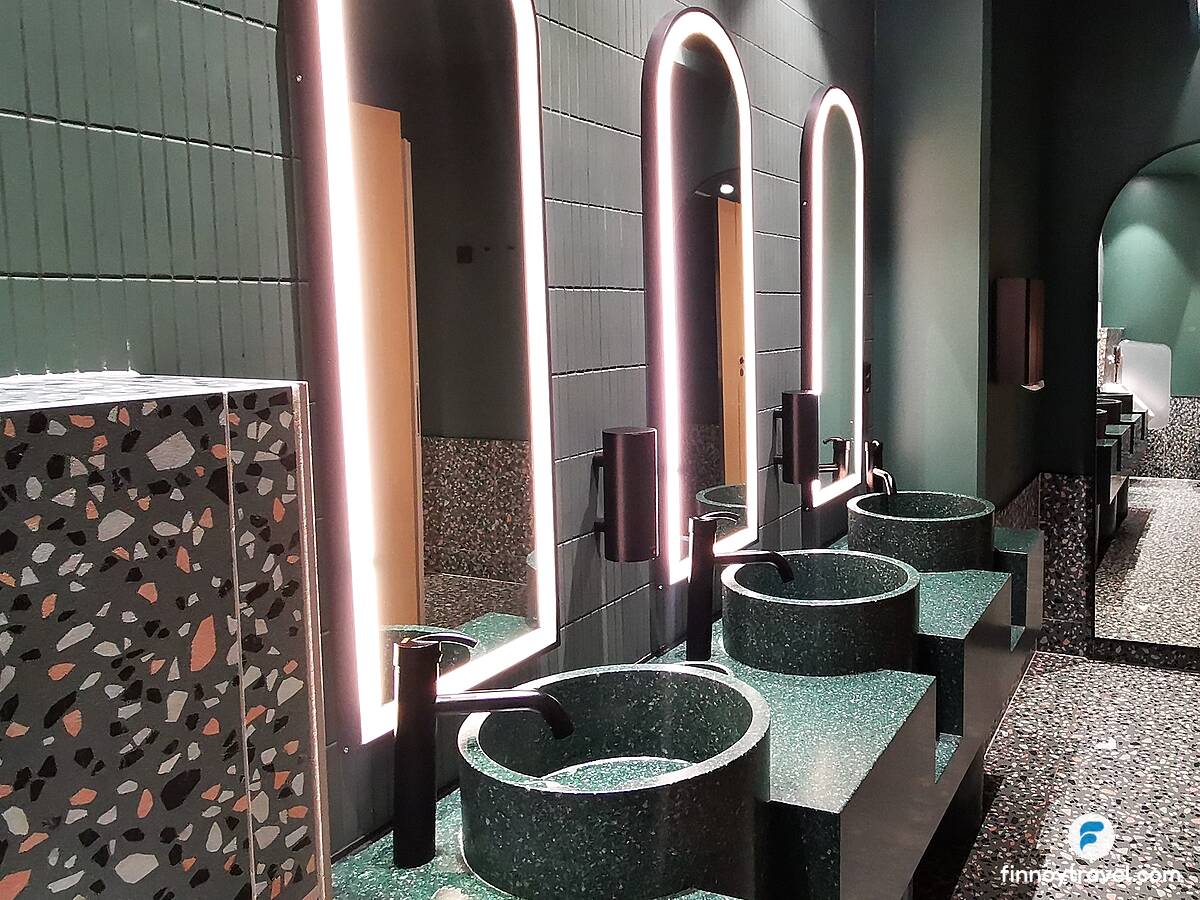 Banyo ng Plaza Premium Lounge